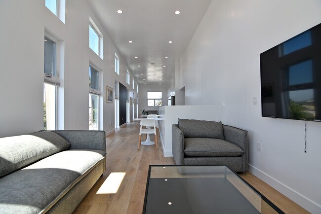 Building Photo - 2533 S Curson Ave