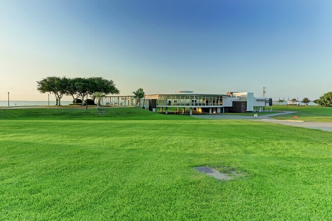 Building Photo - 715 Bayshore Dr