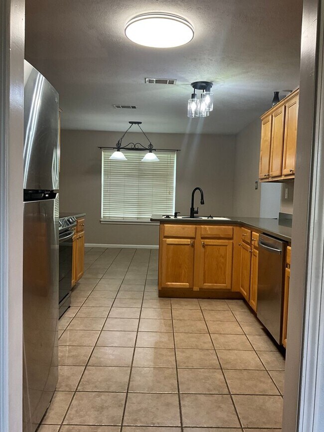 Building Photo - 2123 Hickory Dr