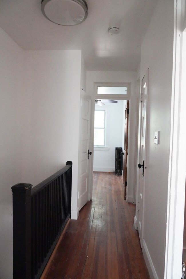 Building Photo - Fabulous 5BR/2BA row house with basement