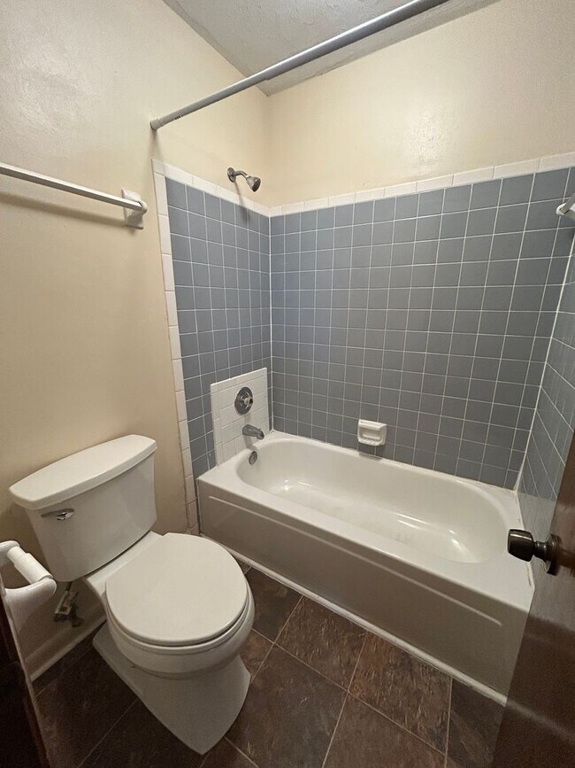 Building Photo - 2/2/ Walking Distance To Capital Regional ...