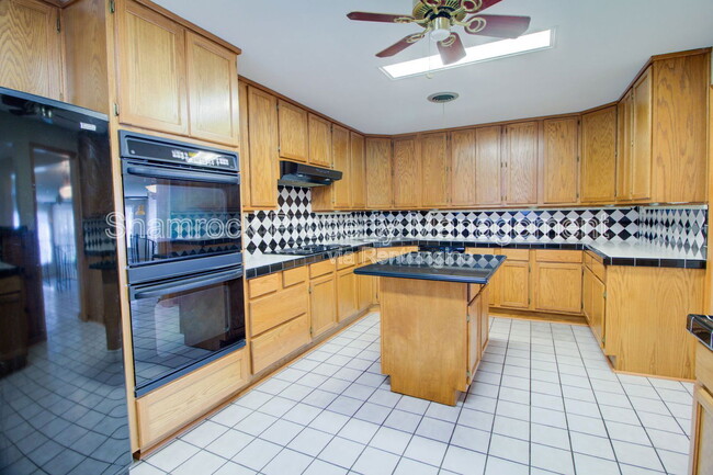Building Photo - 315 Estates Dr