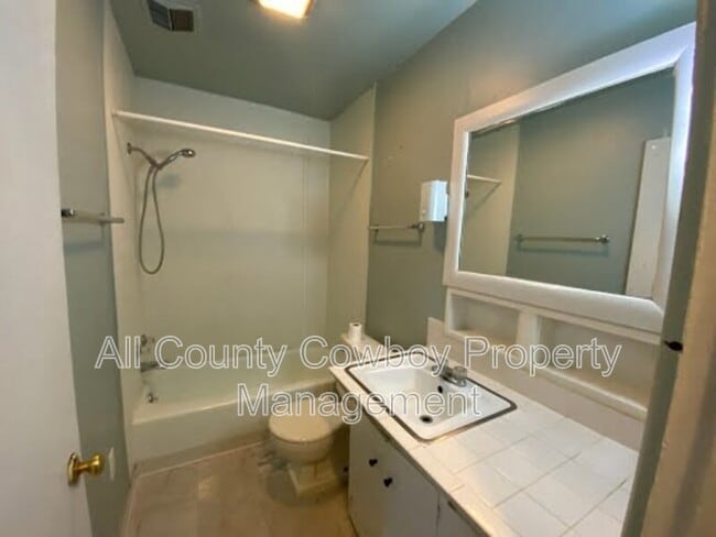 Building Photo - 706 S 16th St