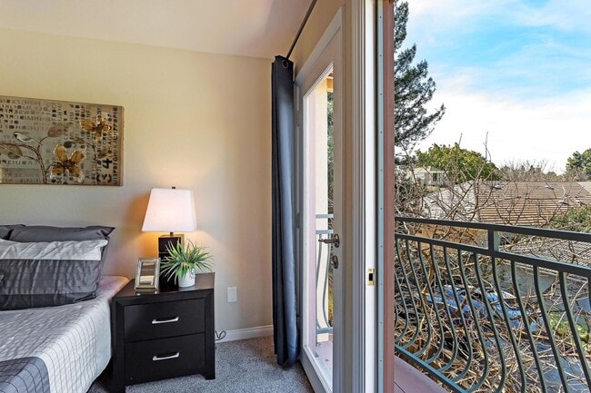 Building Photo - Gorgeous Spacious TownHome in Downtown Mou...