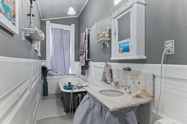 Building Photo - 123 1/2 Stone Street Unit