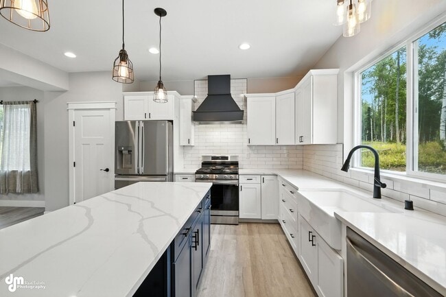 Building Photo - Charming & Updated 4BD/2.5BA!