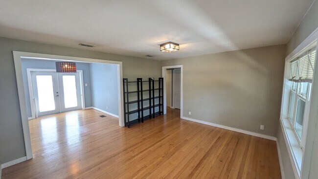 Building Photo - Charming two bedroom one bath cottage with...