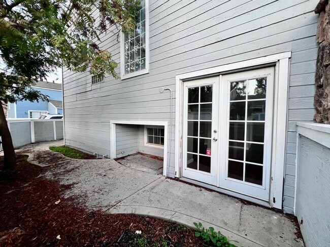 Building Photo - $2,295 Villa & Barstow, 3 Bedroom Condo - ...