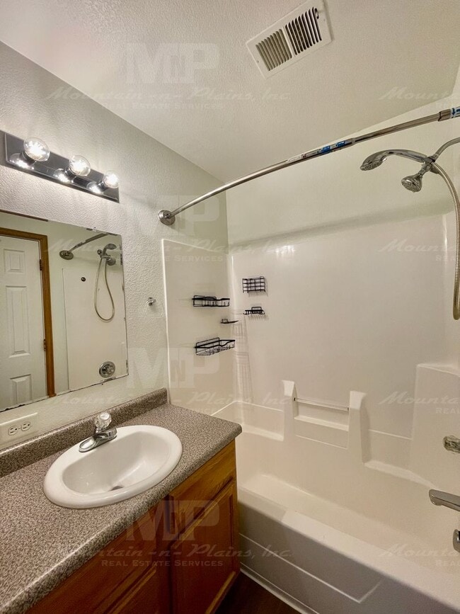 Building Photo - 3380 Saratoga St