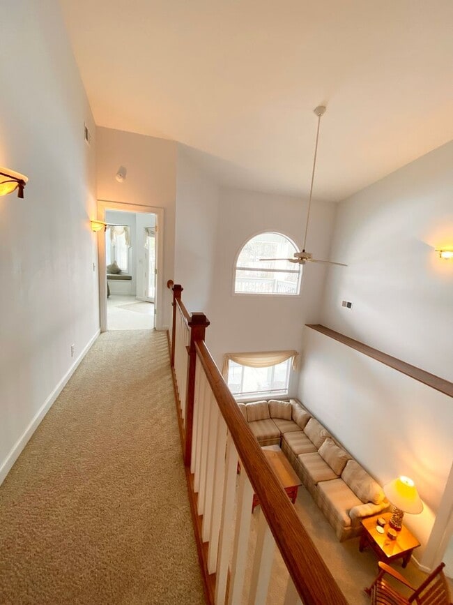 Building Photo - FULLY-FURNISHED GORGEOUS TOWNHOME!