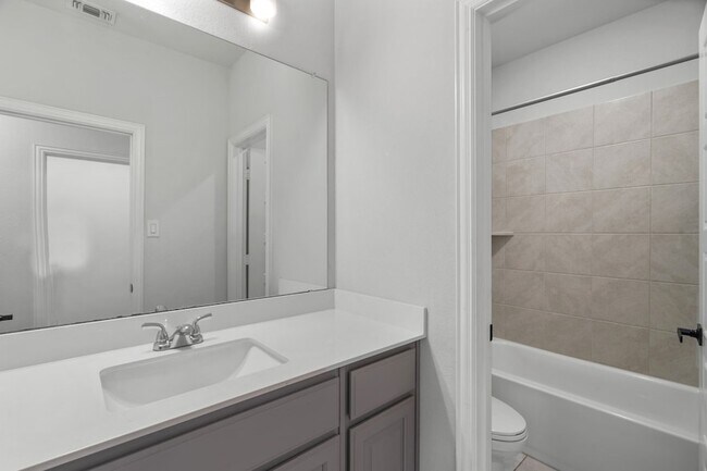 Building Photo - 1440 Lakeview Dr