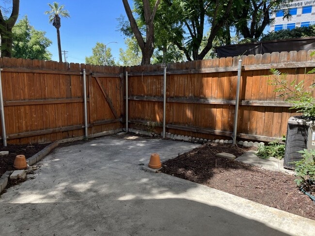 Building Photo - Spacious 2 bedroom, 1.5 bath townhouse for rent near UCR