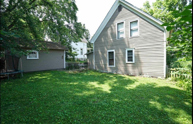 Building Photo - 1005 C St