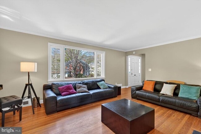 Building Photo - 7215 Rollingwood Dr