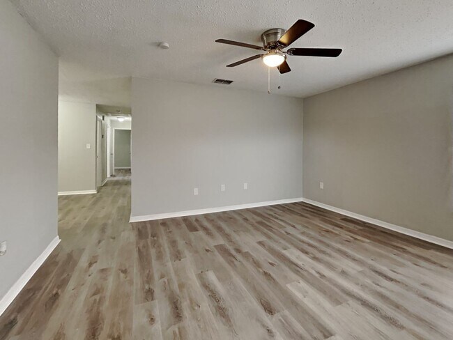 Building Photo - Beautifully Renovated 3 Bed 2 Bath Home with Garage in Tampa, FL
