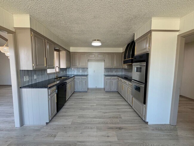 Building Photo - Beautifully Remodeled 3 Bedroom 2 Bathroom Home Available for Rent