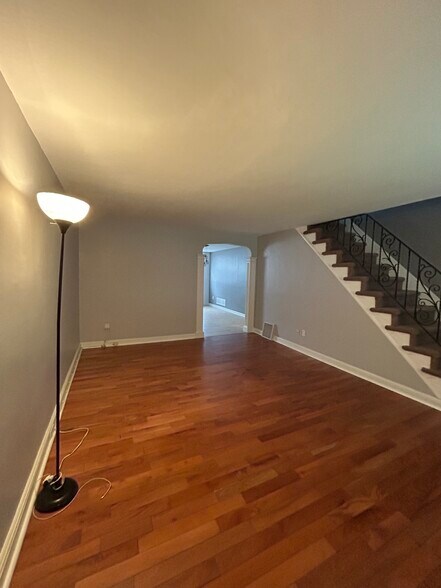 Building Photo - 255 W Wyncliffe Ave
