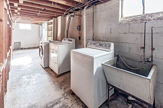 Building Photo - 5 bedroom, 2.5 bath home in Claymont