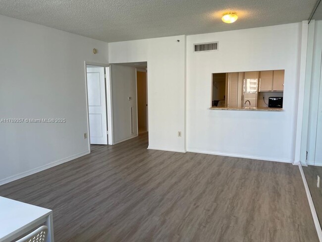 Building Photo - 540 Brickell Key Dr