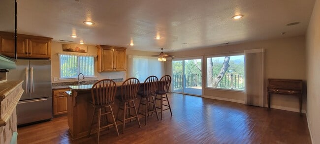 Building Photo - Charming 3 Bedroom, 2 Bath Home with Mountain Views