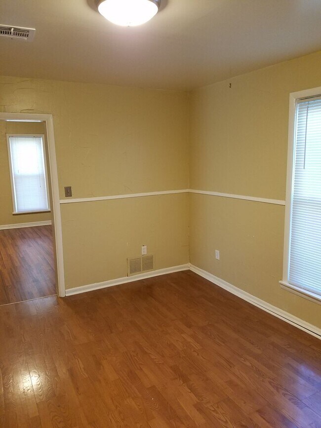 Building Photo - 3 bedroom 1 bathroom house in Edmond with central heat and air conditioning and washer/dryer hookup