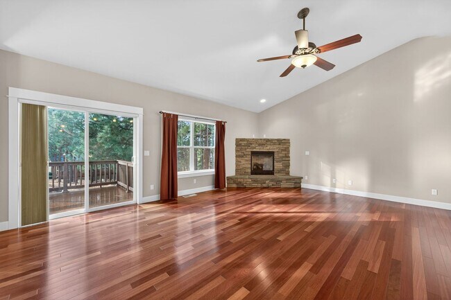 Building Photo - Luxury Living in Awbrey?Court: Your 4 Bed Dream Home Awaits