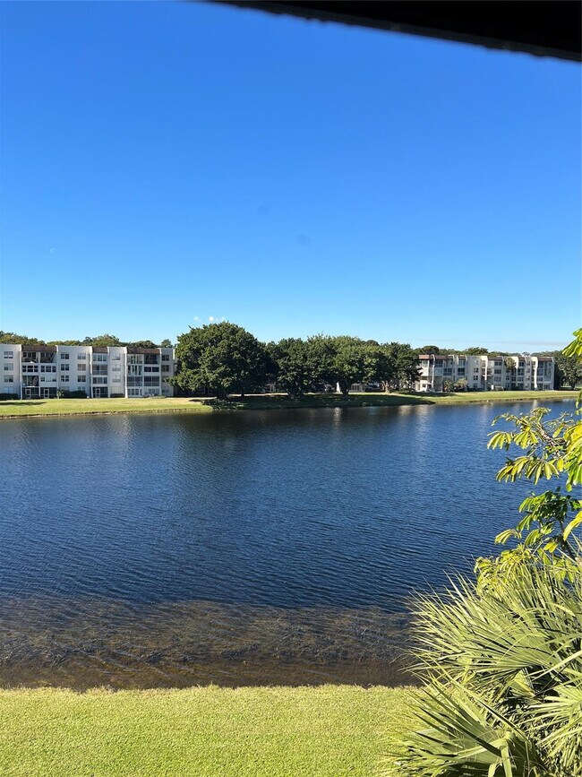 Building Photo - 1526 Whitehall Dr