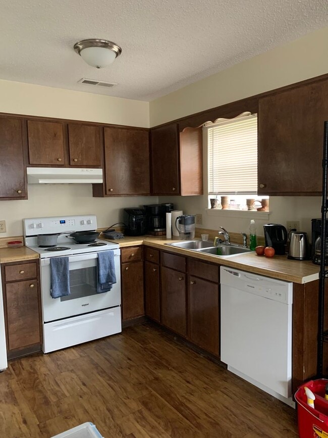 Building Photo - Duplex for Rent