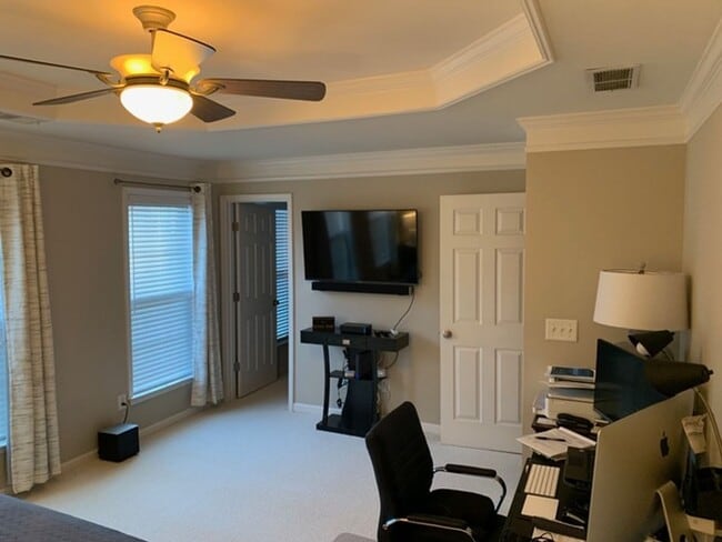 Building Photo - Beautiful Townhome Available in Vinings Overlook!