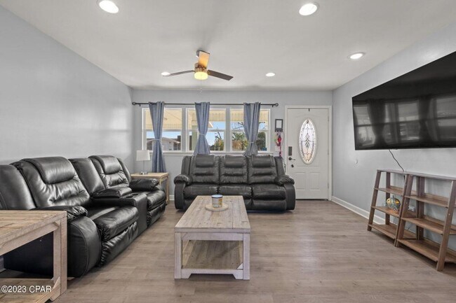Building Photo - Recently Updated 4Bed/2Ba, Centrally Locat...