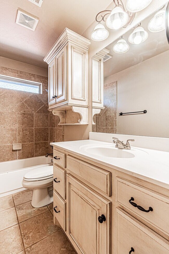 Building Photo - 4 Bed 3 Bath in Edmond!