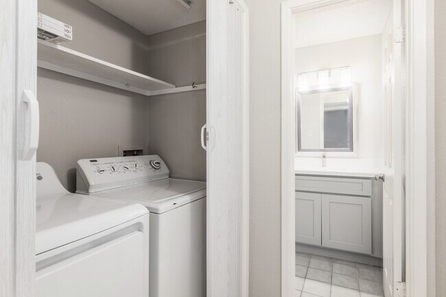 Building Photo - 10555 Turtlewood Ct