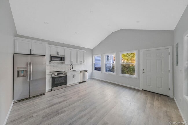 Building Photo - 224 Amber St