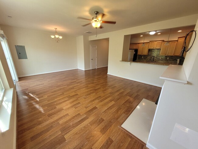 Building Photo - Gorgeous 3 bedroom, 2.5 bath townhome-styl...