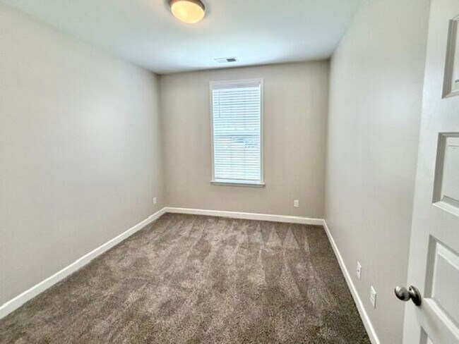 Building Photo - Now Leasing a 5 bedroom 3 bath home in Millington
