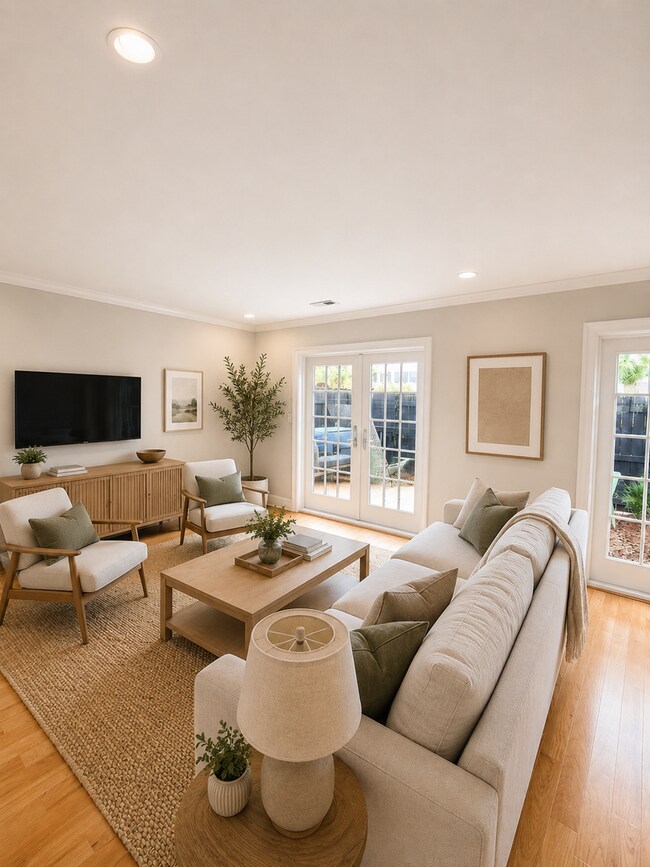 Building Photo - Downtown Town House - Steps to the Battery, Colonial Lake and King Street!