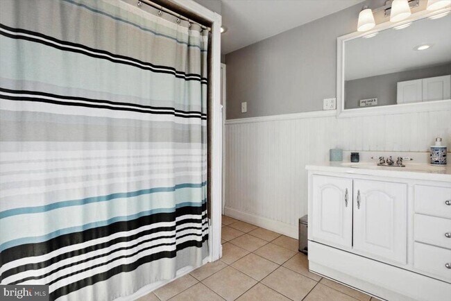 Building Photo - 214 Ripka St