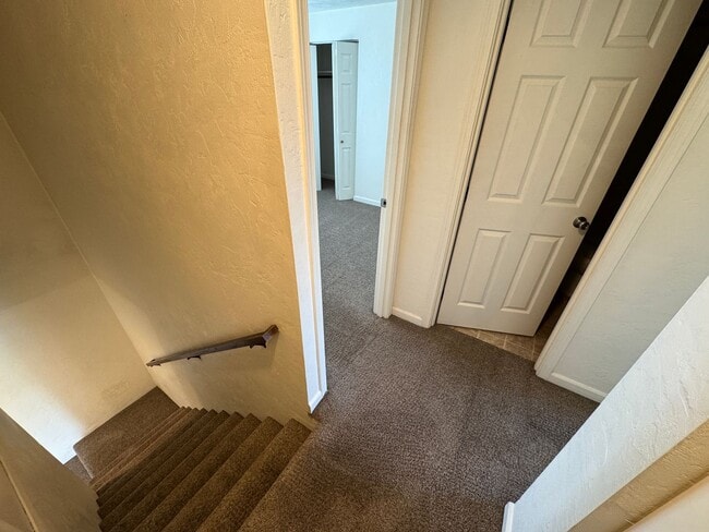 Building Photo - 2 bedroom 1.5 bathroom duplex in Springfield!
