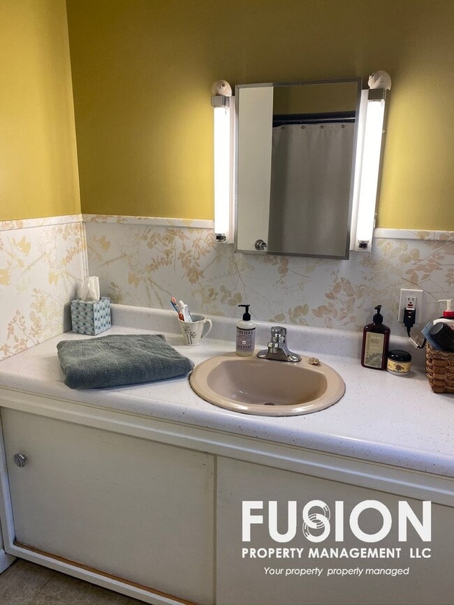 Building Photo - Adorable 2 bedroom home in Winooski with large backyard!