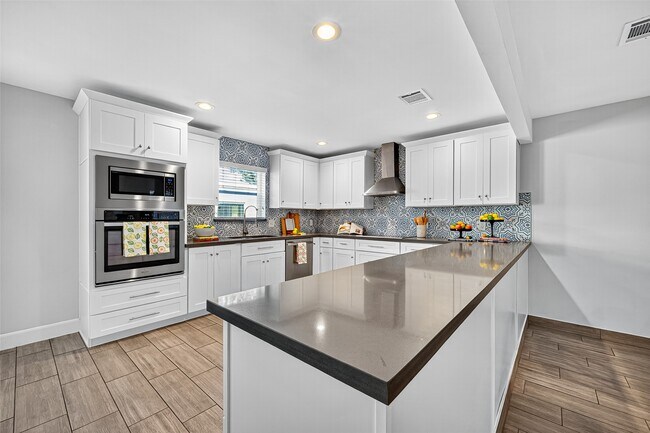 Primary Photo - 818 Silvergate Dr