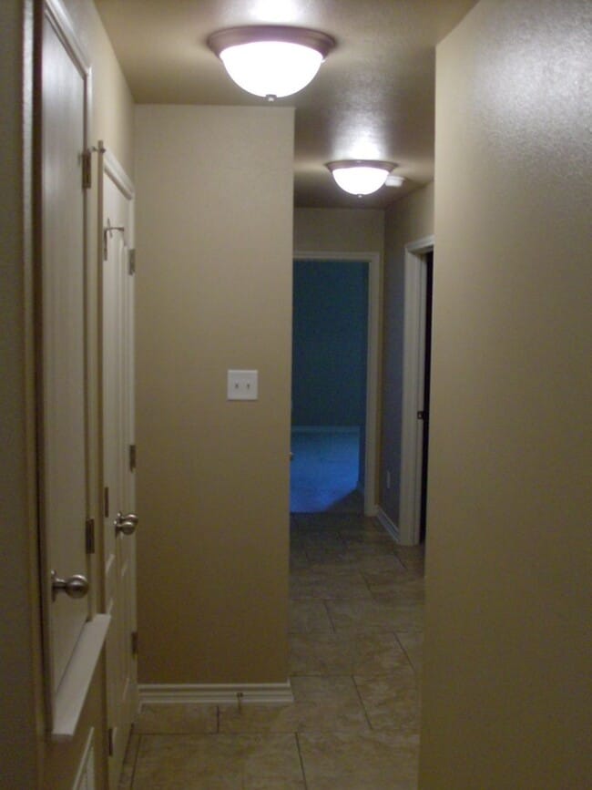 Building Photo - 3 Bedroom / 2 Bath Duplex off Clear Creek ...