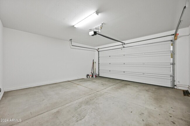 Building Photo - 13360 W Briles Rd