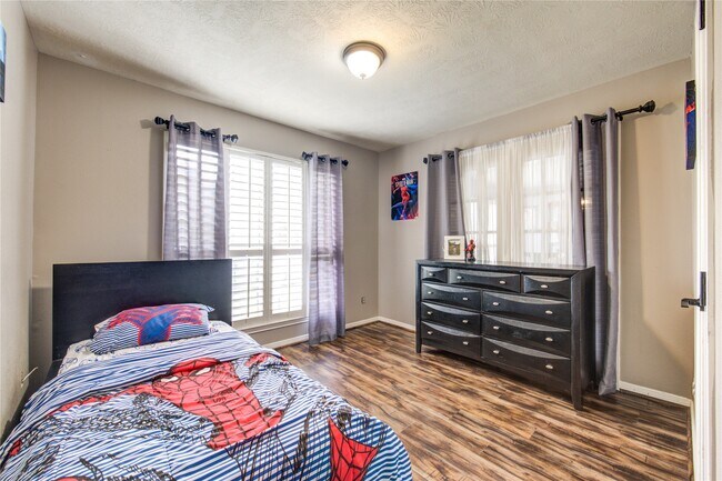 Building Photo - 5143 W Harrow Dr