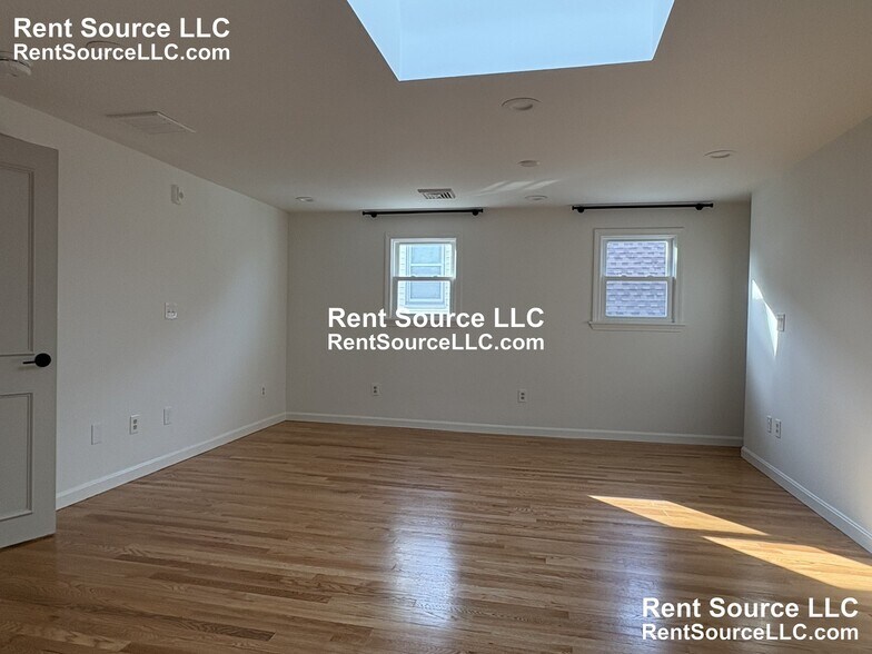 Building Photo - 52 Cotting St