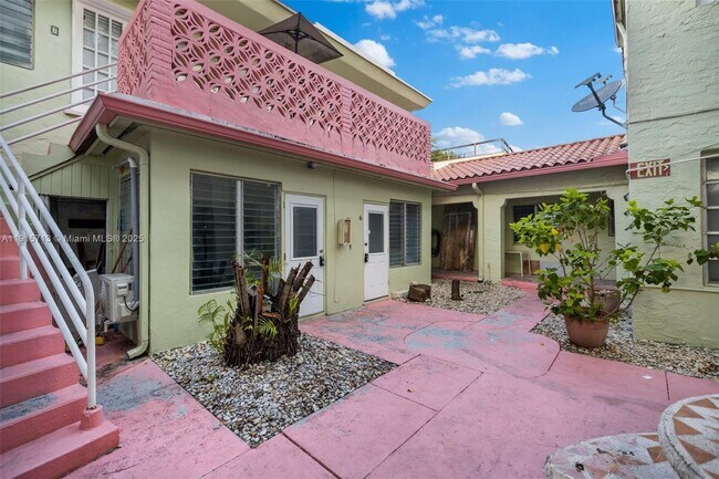 Building Photo - 2822 Pine Tree Dr