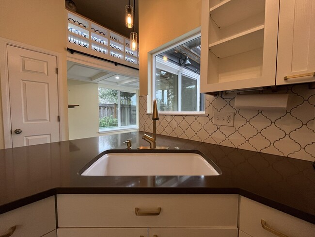 Building Photo - Stunning Lake Oswego Home with Outdoor Retreat, Vaulted Ceilings & Walk-In Closet