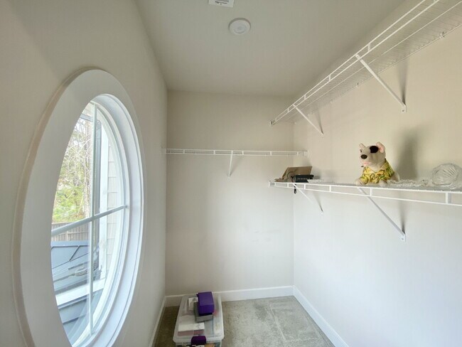 Building Photo - GORGEOUS TOWNHOME IN SOUTH PARK