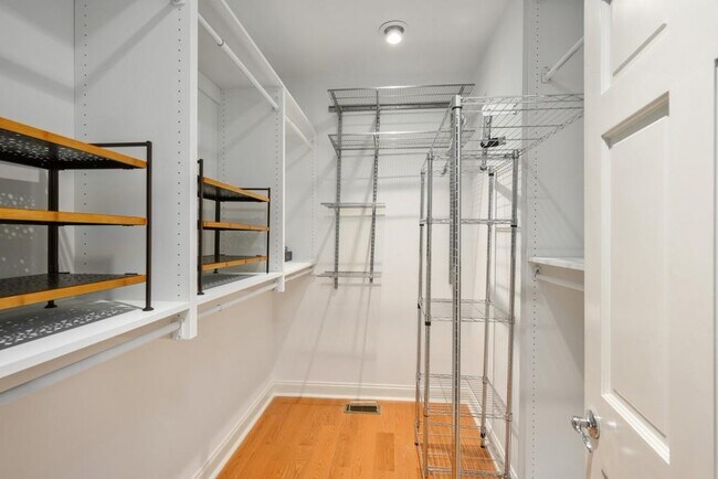 Building Photo - 4878 Long Island Dr NE