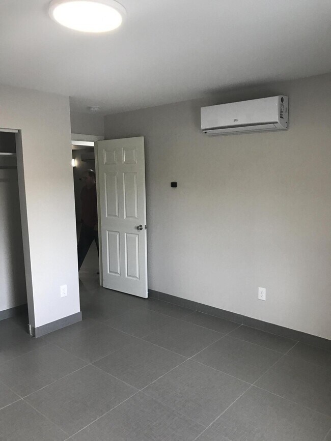 Building Photo - 142 SW 8th Ave