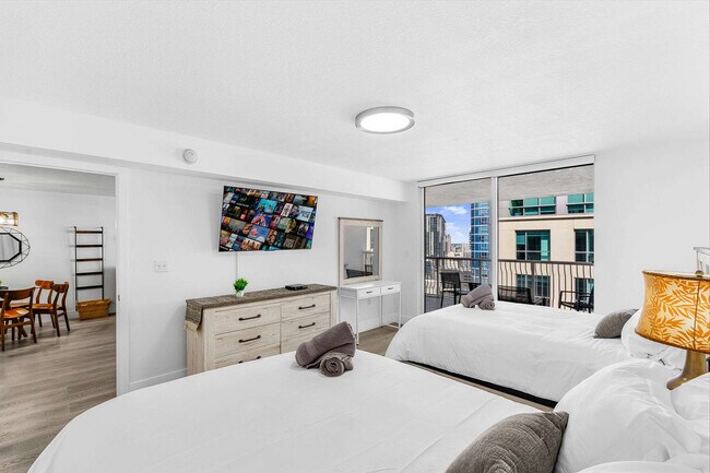 Building Photo - 1 SE 12th St